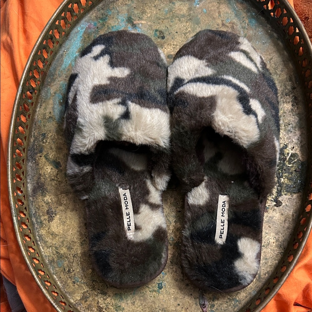 Pelle Moda Camouflage Slippers NWOT